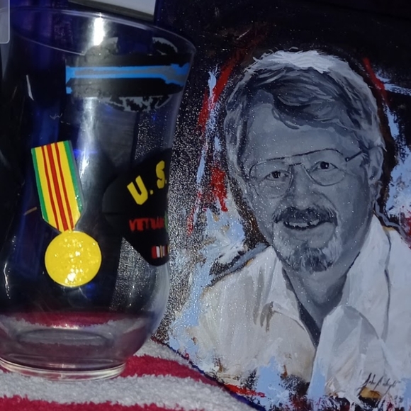 Vinyl Vase Military Memorial Piece - Picture 3 of 4